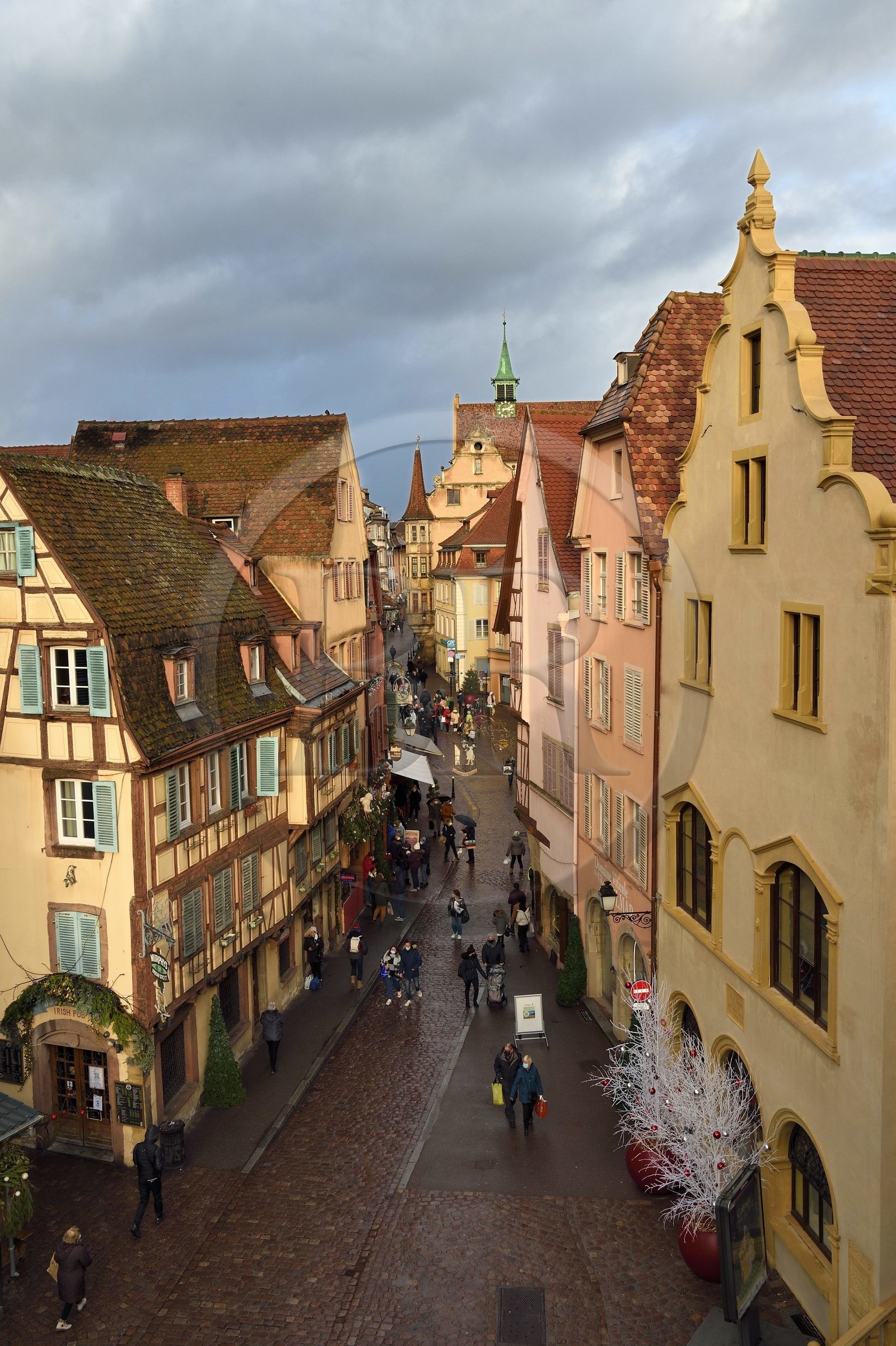 France, Haut-Rhin (68), Colmar, maisons à pignons et maisons à pans de bois dans la Grand Rue avec des décorations de Noël