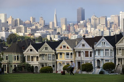 Etats-Unis, Californie, San Francisco, maisons victoriennes d'Alamo Square et le quartier d'affaires en arrière-plan