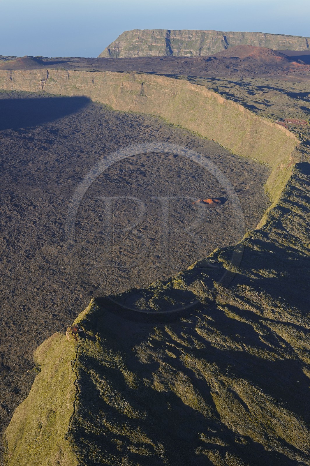 France, île de la Réunion, volcan du Piton de la Fournaise, classé Patrimoine Mondial de l'UNESCO, l'Enclos et le Formica Léo au pied du Pas de Bellecombe (vue aérienne)