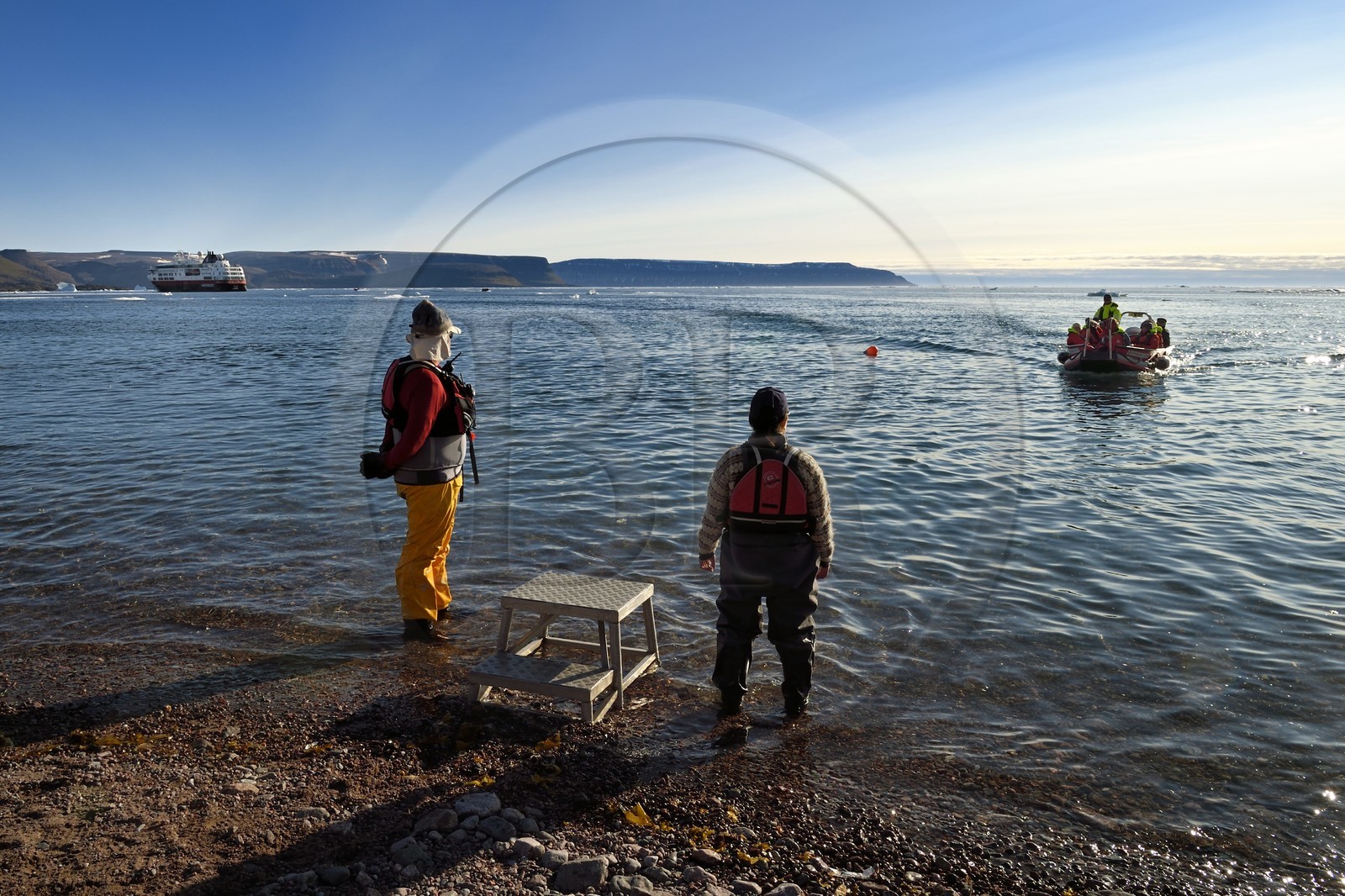 Groenland, cote Nord-Ouest, Smith sound au nord de la baie de Baffin, Inglefield Land, site de Etah dans le Foulke fjord, campement inuit aujourd'hui abandonné qui servit de base à plusieurs expéditions polaires, débarquement sur la plage en PolarCirkel boat de passagers du bateau de croisière MS Fram de la compagnie Hurtigruten