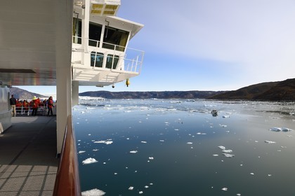 Groenland, cote ouest, baie de Disko, le bateau de croisière MS Fram de la compagnie Hurtigruten progresse entre les icebergs de la baie de Quervain vers le glacier Eqip Sermia (glacier Eqi)
