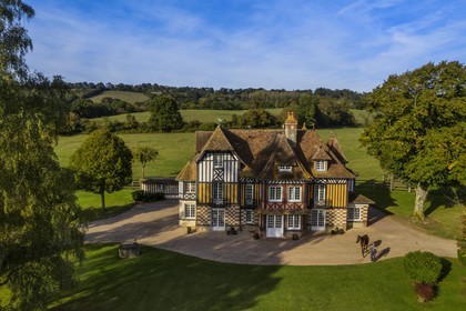 France, Calvados (14), Pays d'Auge, Beuvron-en-Auge, labellisé Les Plus Beaux Villages de France, manoir du Haras de Sens, le cheval Gold de Padd (fils de l'étalon Ready Cash) tenu par le stud groom Dominique Blachet (vue aérienne)