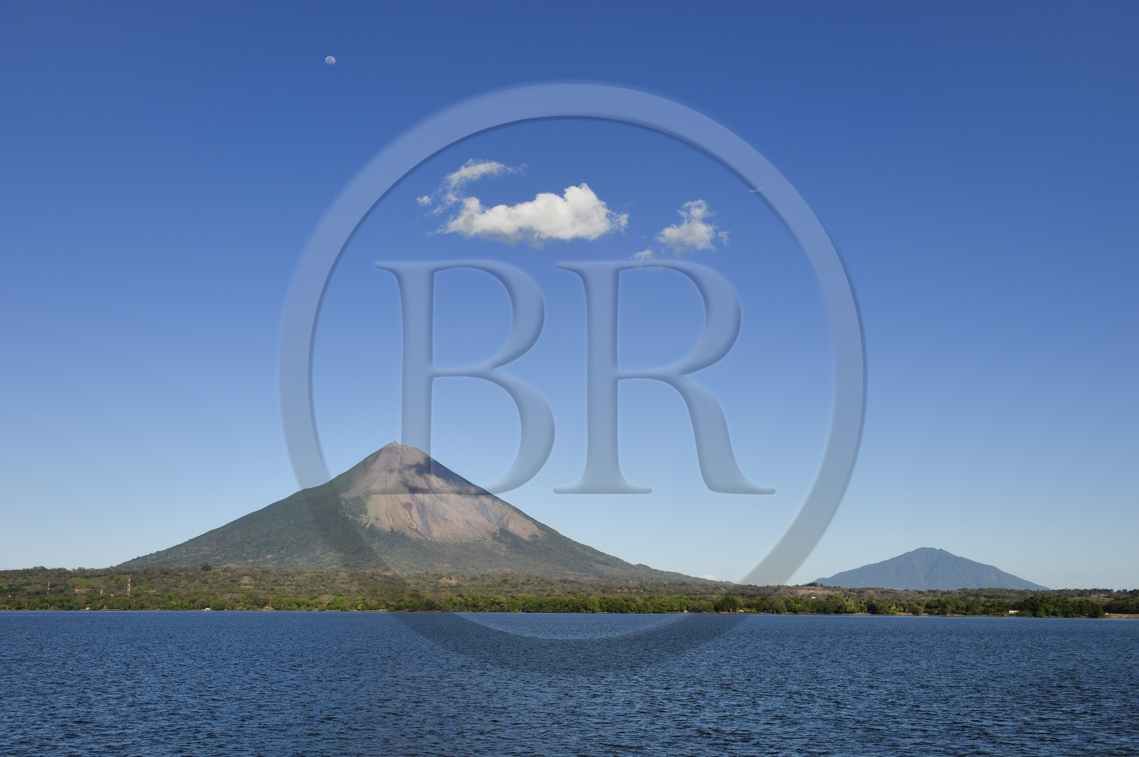 Nicaragua, Ile d'Ometepe sur le lac Nicaragua, le volcan Conception (1610 m) toujours en activité à gauche et le volcan Maderas à droite