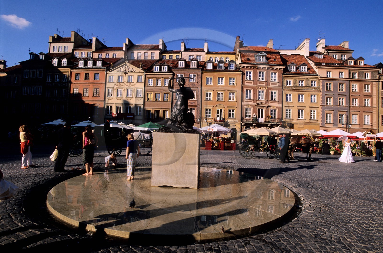 Pologne, Varsovie, la place du marché dans la vieille ville classé Patrimoine Mondial de l' UNESCO Pologne, Varsovie, la place du marché dans la vieille ville classé Patrimoine Mondial de l' UNESCO