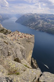 Norvège, Rogaland, le Rocher de La Chaire (Preikestolen) surplombant de 600m le Lysefjord, fjord de Lysebotn