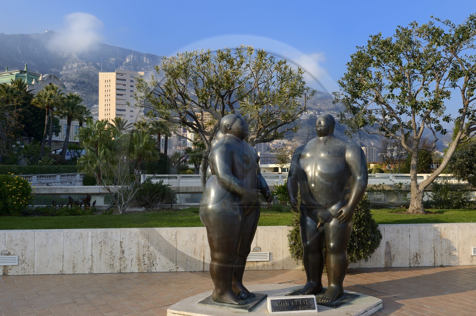 Principauté de Monaco, Monaco, terrasse du jardin du casino de Monte-Carlo, sculpture Adam et Eve de Fernando Botero