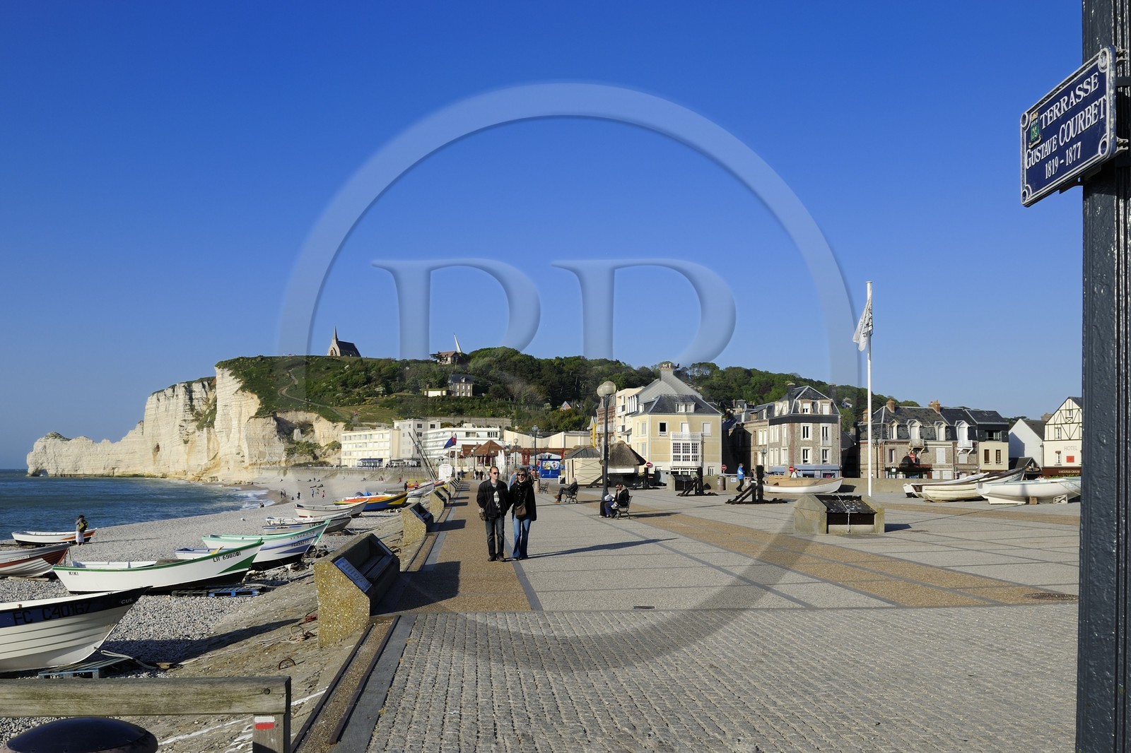 France, Seine-Maritime (76), Pays de Caux, Côte d'Albâtre, Etretat, la falaise d'Amont et l'église Notre-Dame-de-la-Garde depuis la plage de la ville
