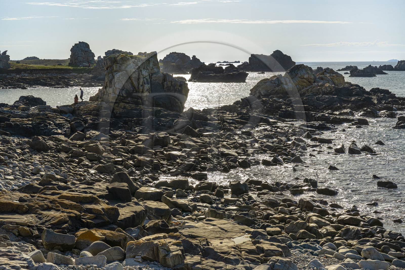 France, Côtes-d'Armor (22), Côte d'Ajoncs, Plougrescant, les rochers de Porz Bugalé en dessous lieu dit La Pointe du Chateau sur le chemin de Grande Randonnée GR 34