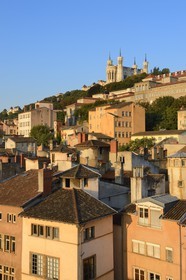 France, Rhône (69), Lyon, site historique classé Patrimoine Mondial de l'UNESCO, le quartier Saint-Paul dans le Vieux Lyon dominé par la Basilique Notre Dame de Fourvière
