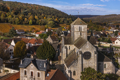 France, Côte-d'Or (21), Paysage culturel des climats de Bourgogne classés Patrimoine Mondial de l'UNESCO, Route des Grands Crus, le village de Nuits Saint Georges (vue aérienne)