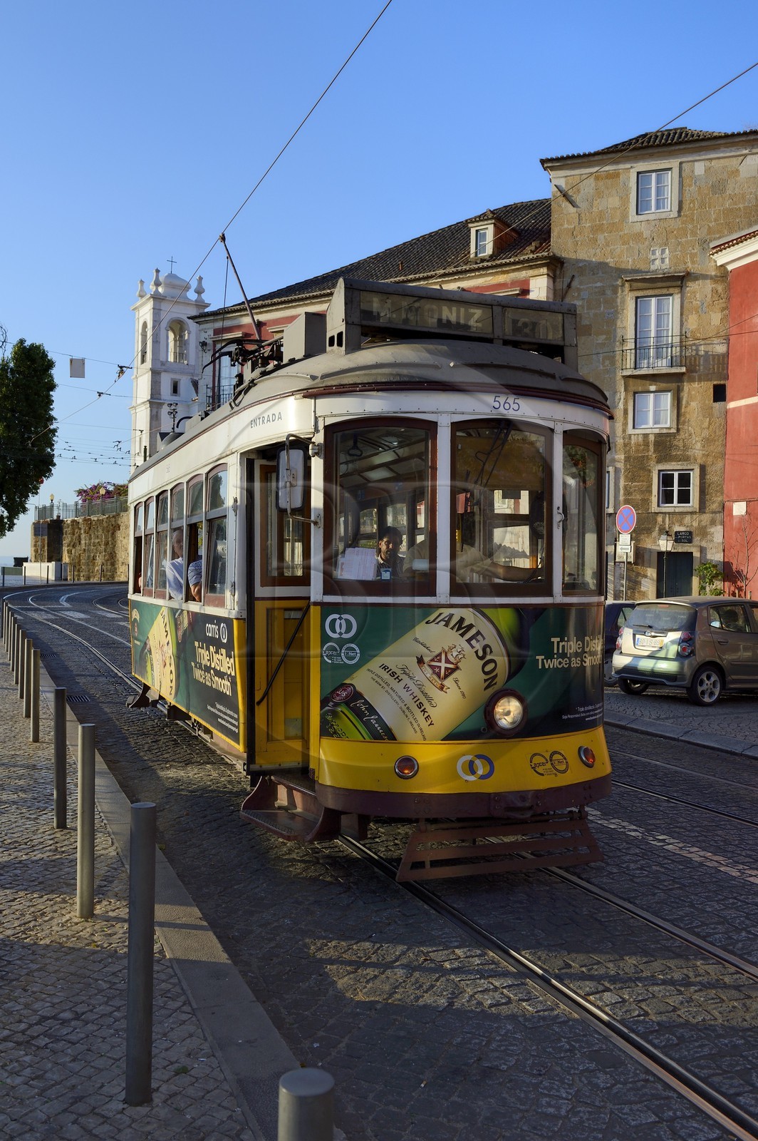 Portugal, Lisbonne, quartier de l'Alfama, tramway (electricos) à la Portas do Sol