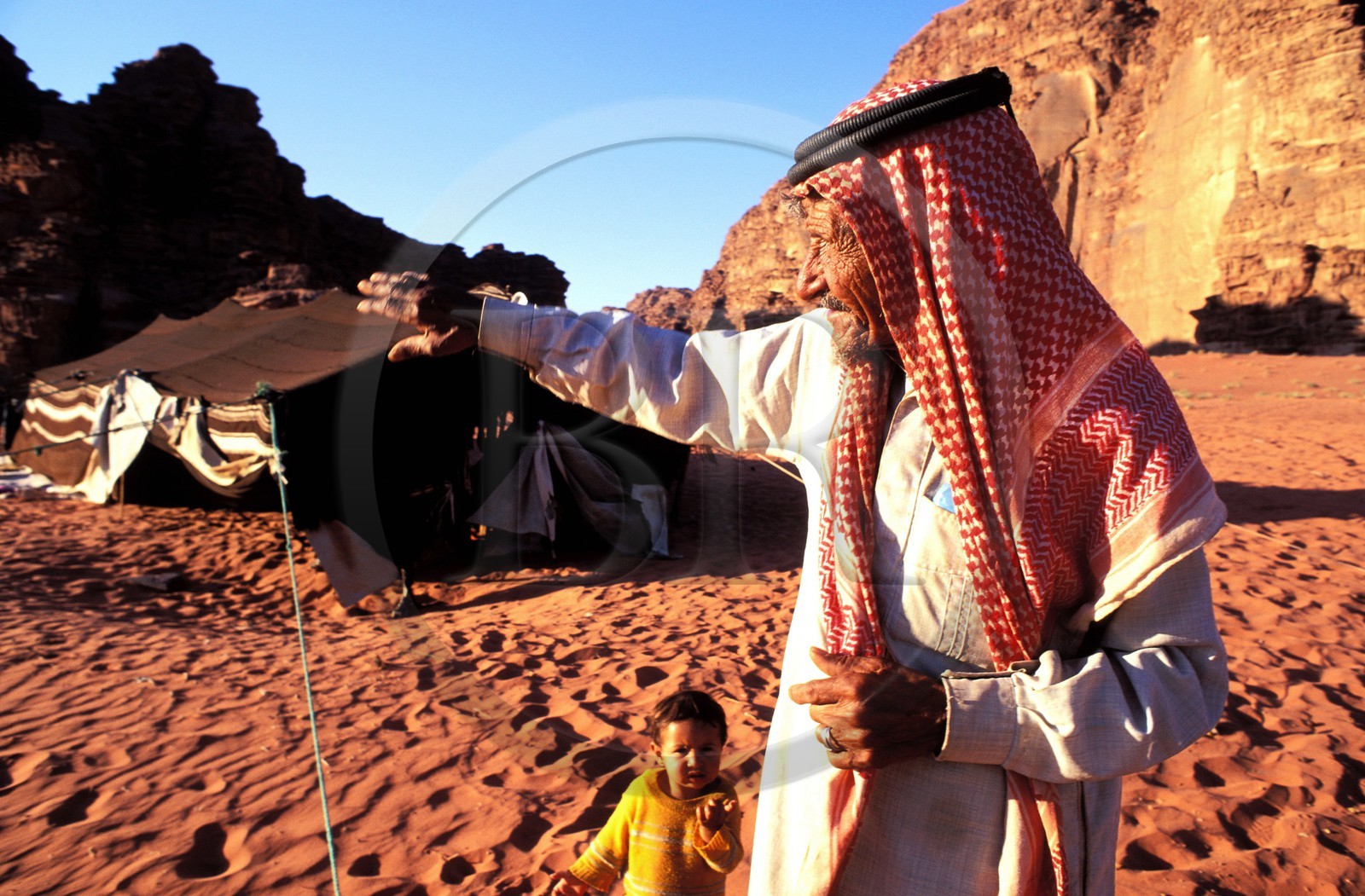 Jordanie, le Wadi Rum, bédouin devant sa tente