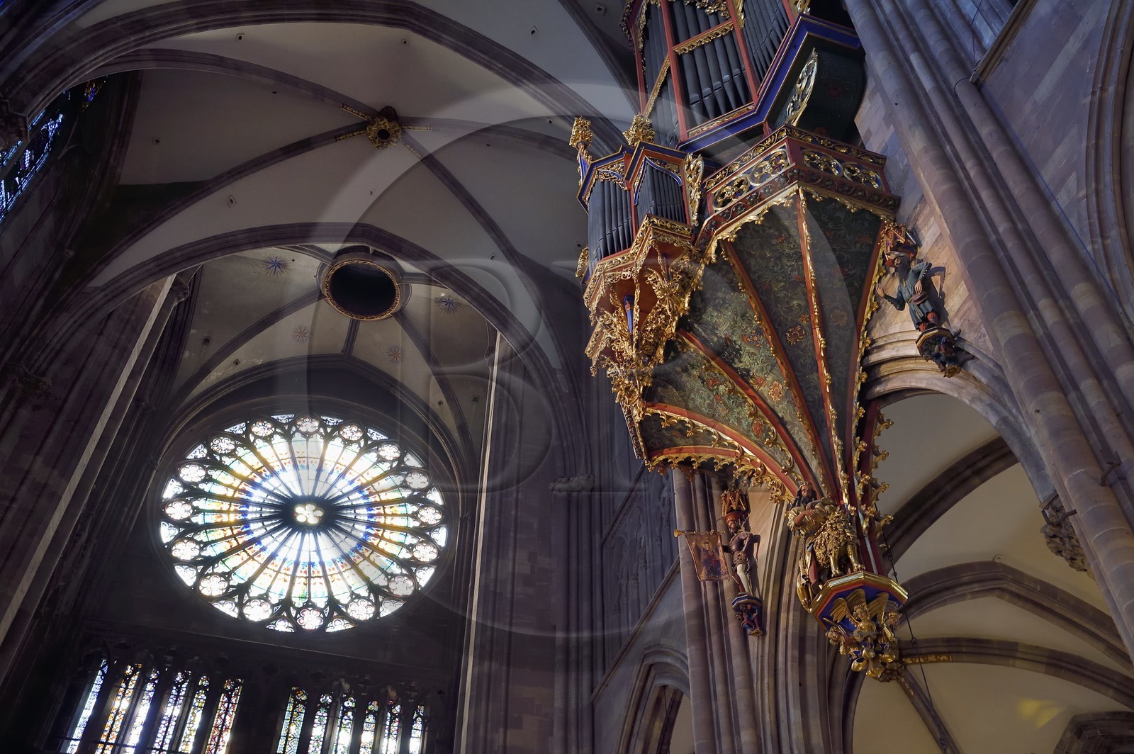 France, Bas-Rhin (67), Strasbourg, vieille ville classée au Patrimoine Mondial de l'UNESCO, la cathédrale Notre-Dame, la grande rose de la facade occidentale d'un diamètre de 13,60 m et le grand orgue au dessus de la nef, l'automate appelé le Rohraffe (aussi Bretzelmann) à droite sous le grand orgue, de là les fidèles et le clergé se faisait insulter lors des offices des fêtes de la Pentecote