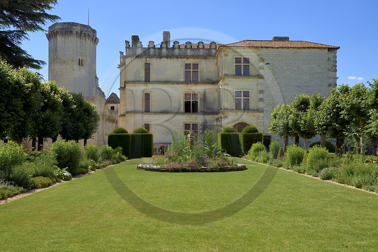 France, Dordogne (24), Périgord Vert, Bourdeilles, chateau de Bourdeilles, le chateau du XVe siècle dit Pavillon Renaissance à droite et le chateau médiéval du XIIIème siècle en arrière plan à gauche