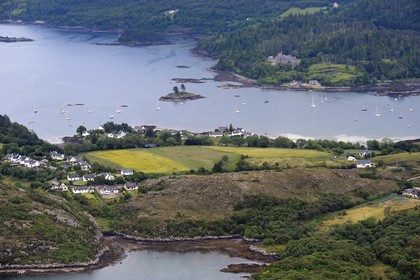 Royaume-Uni, Ecosse, Highland, Loch Carron, le village de Plockton et le chateau de Duncraig (vue aérienne)