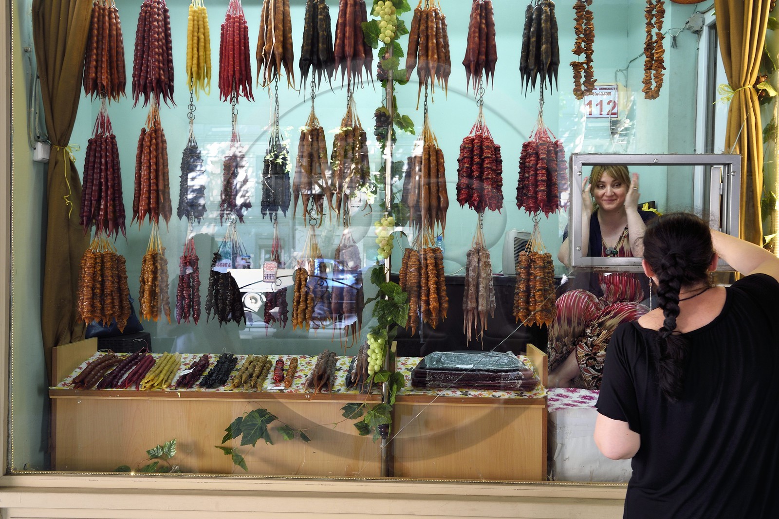 Géorgie, Tbilissi, Merab Kostava street, magasin vendant des tchourtchkhela, confiseries traditionnelles géorgiennes et anatoliennes en forme de bougies Géorgie, Tbilissi, Merab Kostava street, magasin vendant des tchourtchkhela, confiseries traditionnelles géorgiennes et anatoliennes en forme de bougies