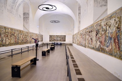 France, Haute-Loire (43), Parc naturel régional Livradois-Forez, l'abbaye de La Chaise-Dieu, tapisseries de la tenture de choeur exposées dans l'ancienne chapelle du Collège, ensemble des 14 tapisseries flamandes réalisées au XVIe siècle retraçant des récits bibliques issus de l’Ancien et du Nouveau Testament