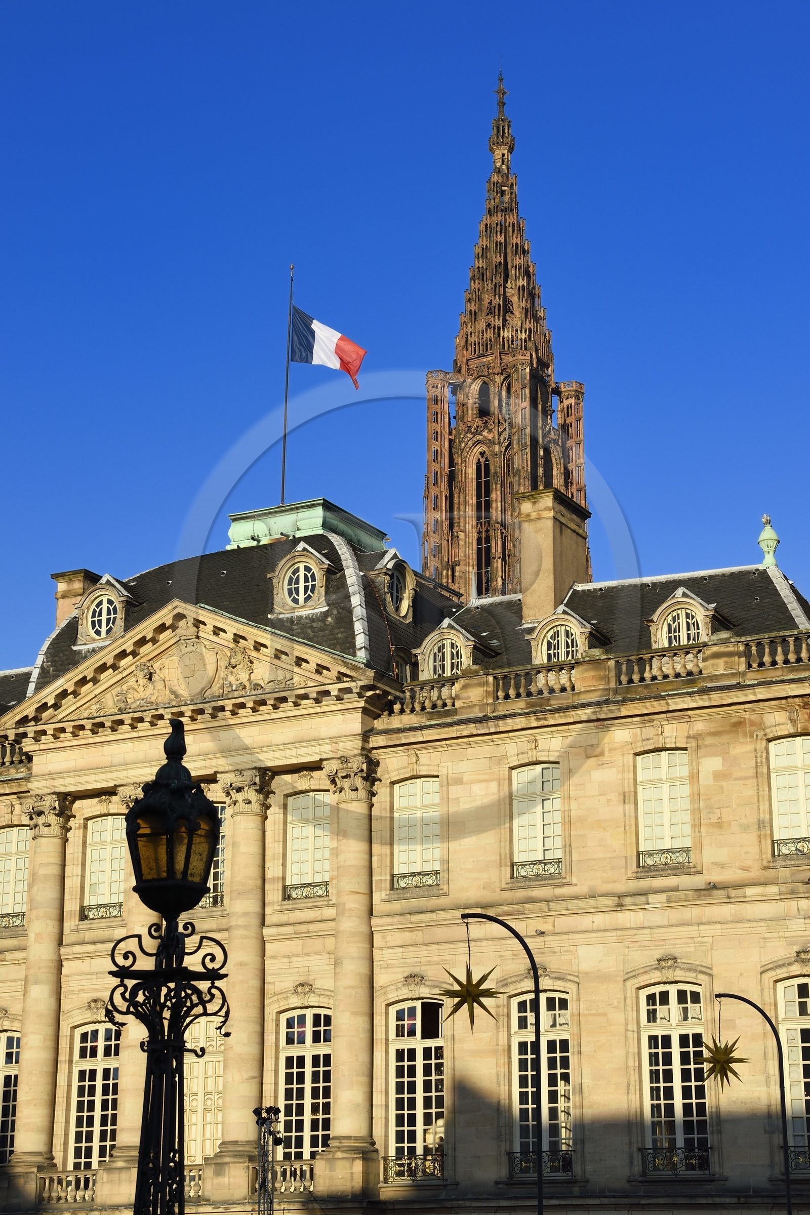 France, Bas-Rhin (67), Strasbourg, vieille ville classée au Patrimoine Mondial de l’UNESCO, Palais des Rohan qui abrite le musée des Arts Décoratifs, des beaux Arts et d'archéologie, la cathédrale Notre Dame en arrière plan France, Bas-Rhin (67), Strasbourg, vieille ville classée au Patrimoine Mondial de l’UNESCO, Palais des Rohan qui abrite le musée des Arts Décoratifs, des beaux Arts et d'archéologie, la cathédrale Notre Dame en arrière plan