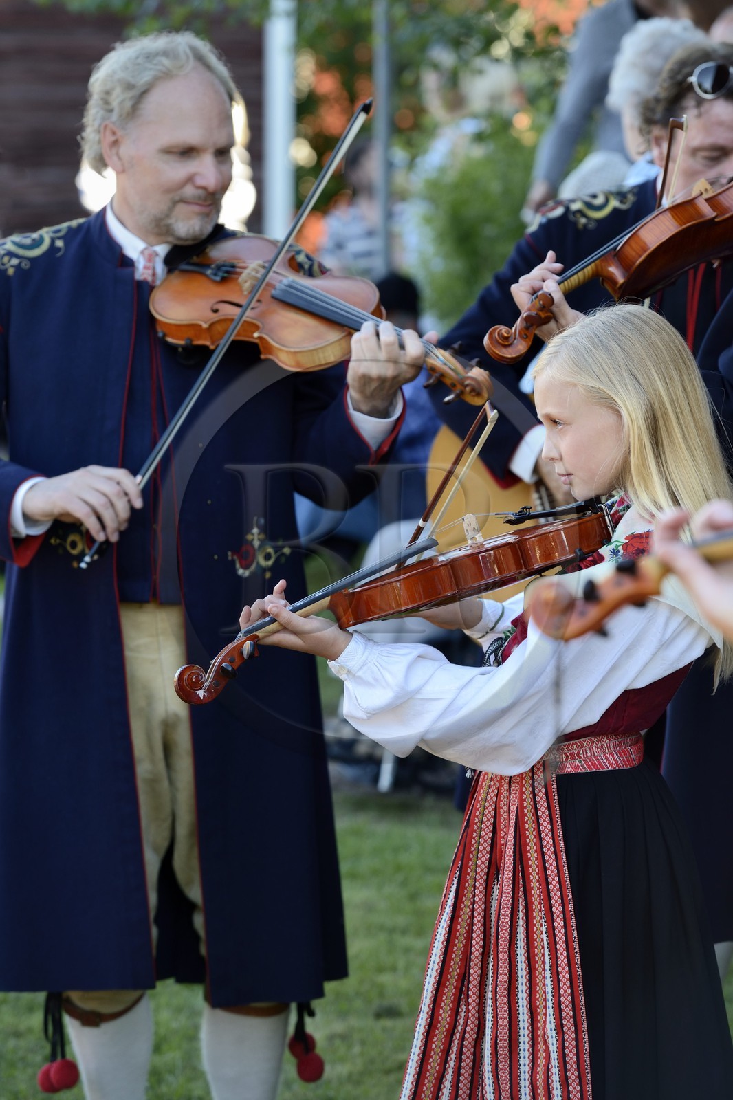 Suède, comté de Dalécarlie, région de Leksand, célébrations du solstice d'été dans le petit hameau de Hjulbäck, jeune fille en costume traditionnel jouant du violon Suède, comté de Dalécarlie, région de Leksand, célébrations du solstice d'été dans le petit hameau de Hjulbäck, jeune fille en costume traditionnel jouant du violon