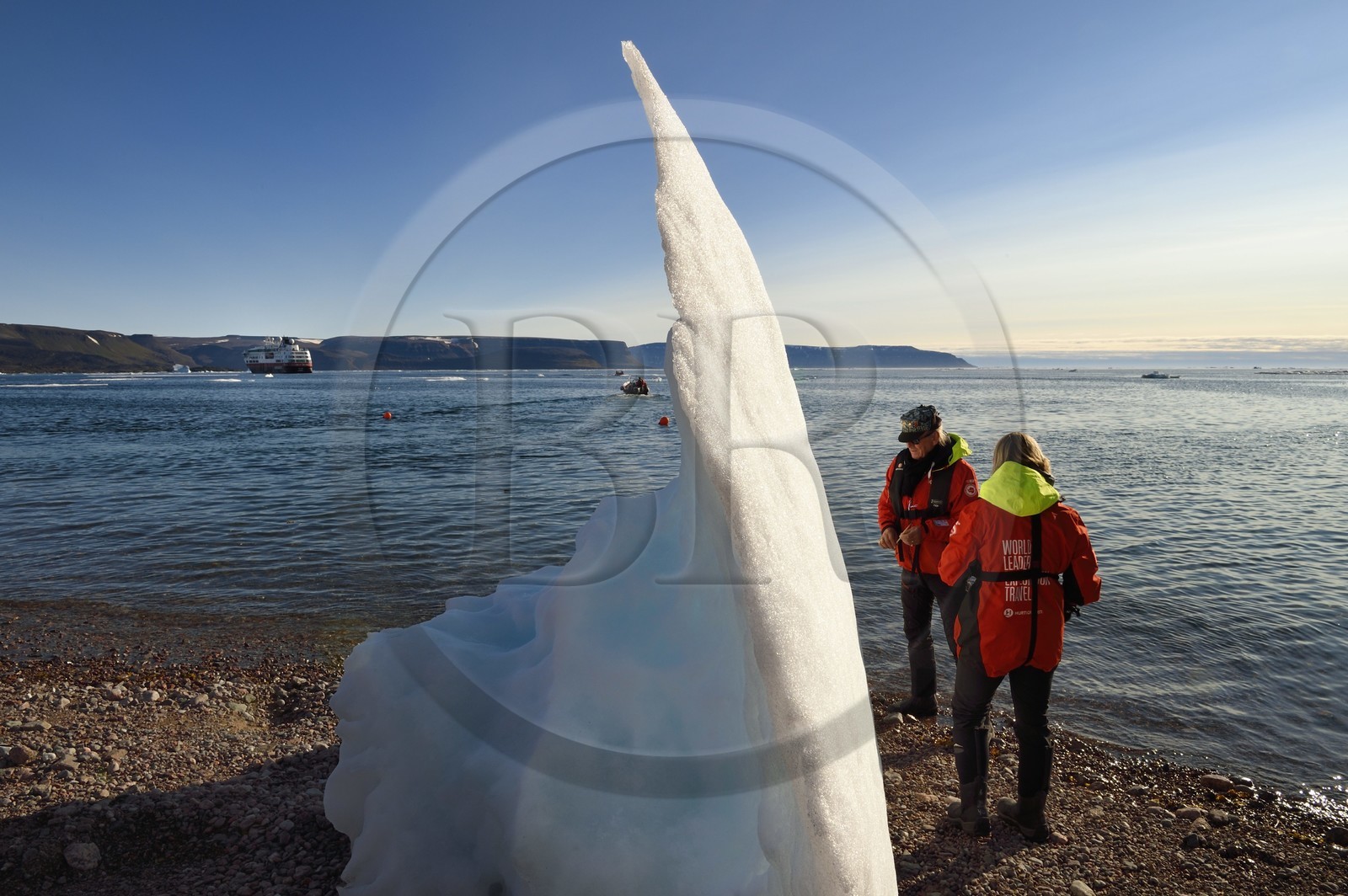 Groenland, cote Nord-Ouest, Smith sound au nord de la baie de Baffin, Inglefield Land, site de Etah dans le Foulke fjord, campement inuit aujourd'hui abandonné qui servit de base à plusieurs expéditions polaires, petit icebeg sur la plage