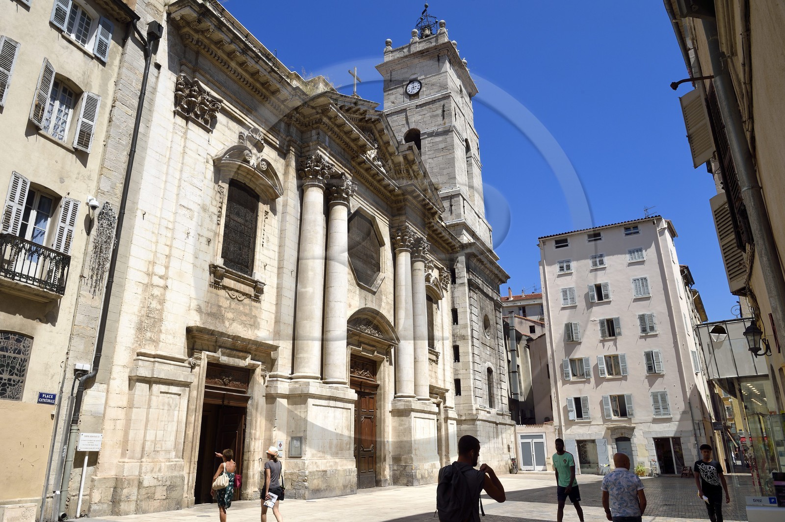 France, Var (83), Toulon, cathédrale Sainte-Marie-de-la-Seds et le parvis Jean-Paul II