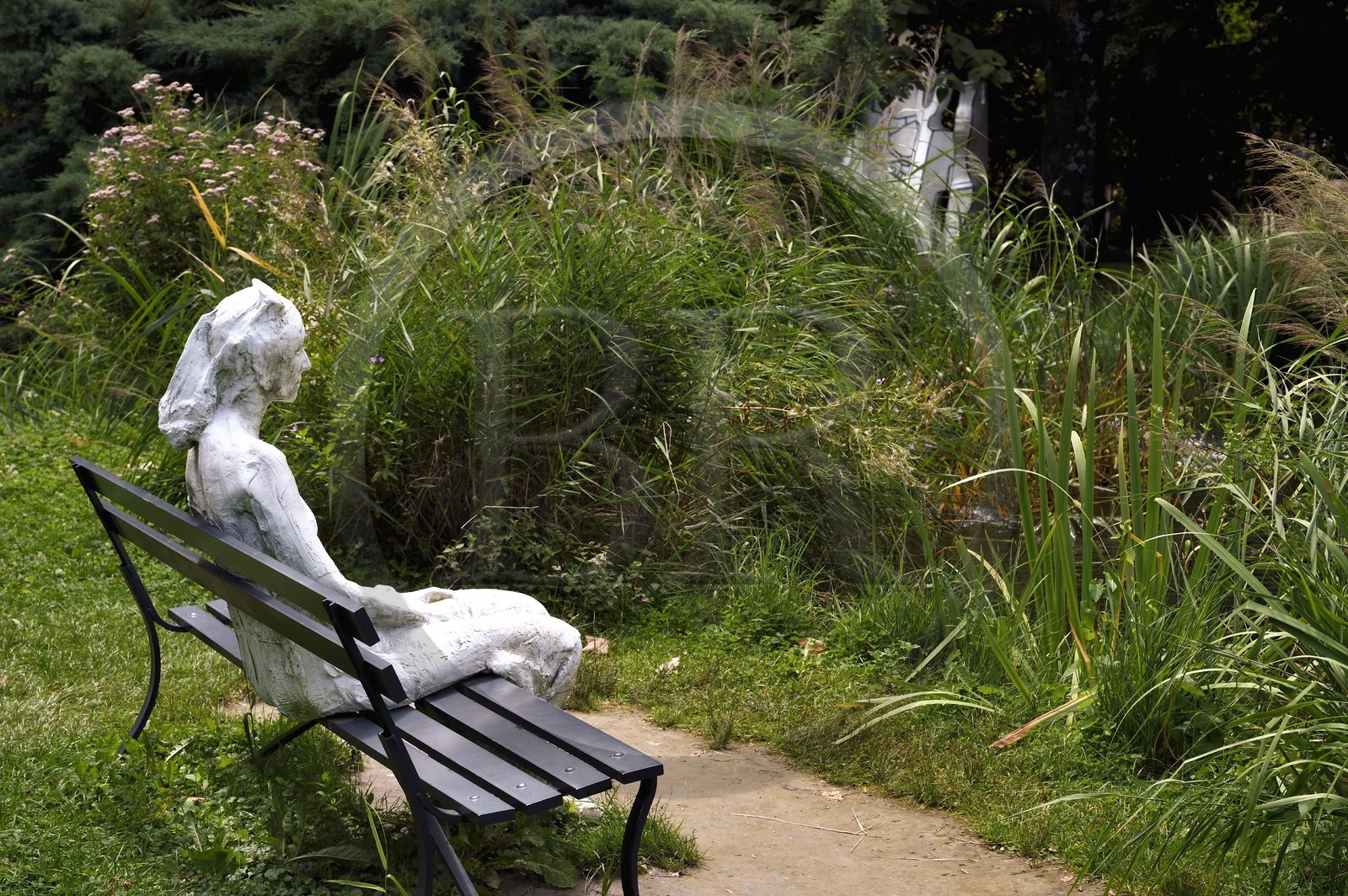 Suisse, canton du Valais, Martigny, Fondation Pierre Gianadda, George Segal, Woman with Sunglasses on Park Bench, bronze patiné blanc, 1983