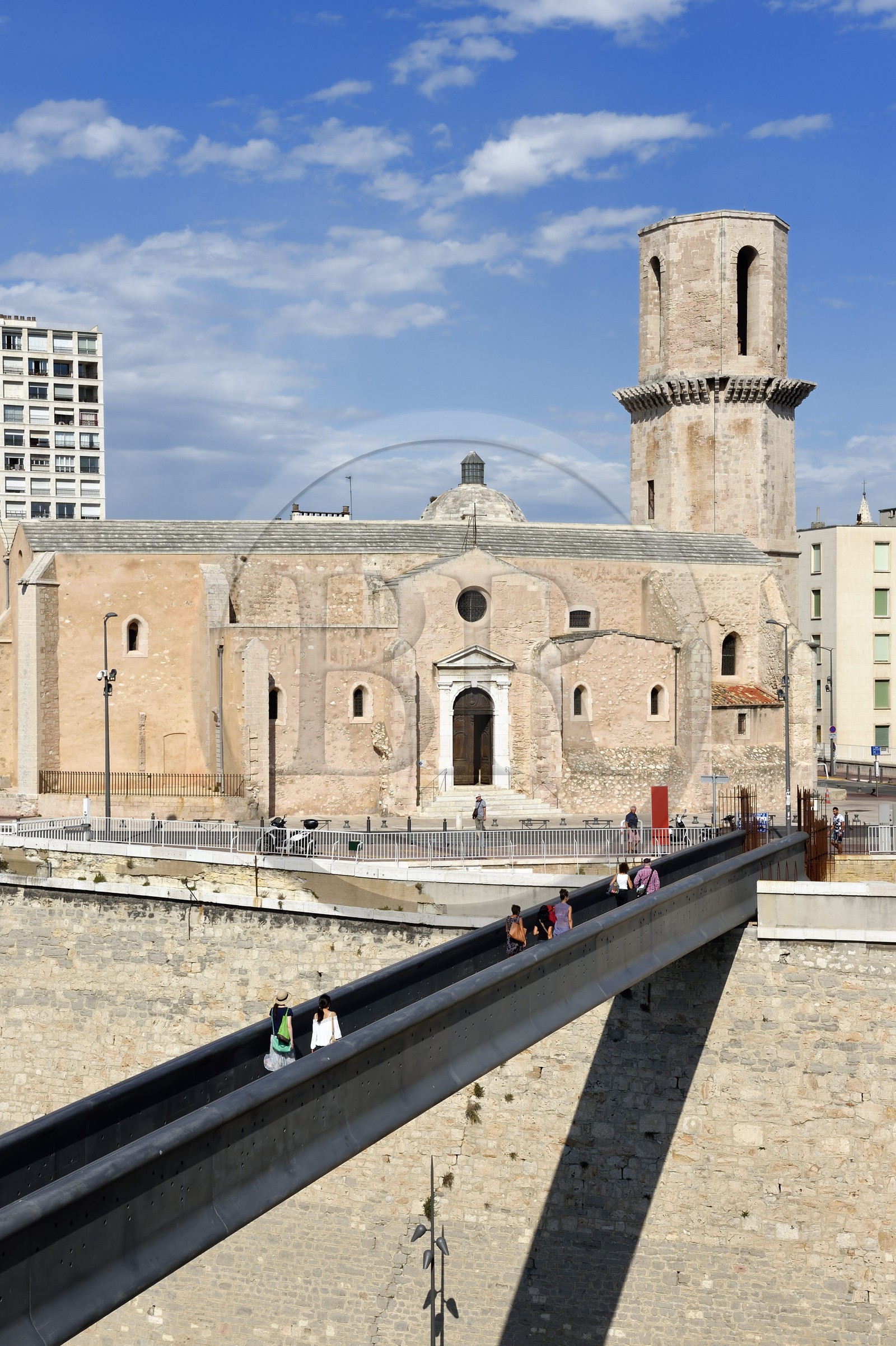 France, Bouches-du-Rhône (13), Marseille, l'église Saint Laurent reliée au MuCEM (Musée des civilisations de l'Europe et de la Méditerranée) par une passerelle