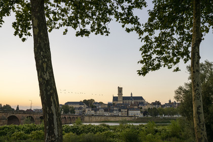 France, Nièvre (58), Nevers, la Loire en amont du Pont de la Loire, le quai de Mantoue et la cathédrale Saint-Cyr-et-Sainte-Julitte en arrière plan