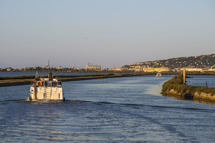 France, Hérault (34), Frontignan, bateau de plaisance naviguant sur le canal du Rhône à Sète, le Mont Saint-Clair à Sète en arrière plan