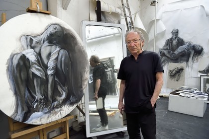 France, Ivry-sur-Seine (94), l'artiste plasticien Ernest Pignon-Ernest dans son atelier