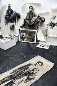 France, Ivry-sur-Seine (94), l'artiste plasticien Ernest Pignon-Ernest dans son atelier