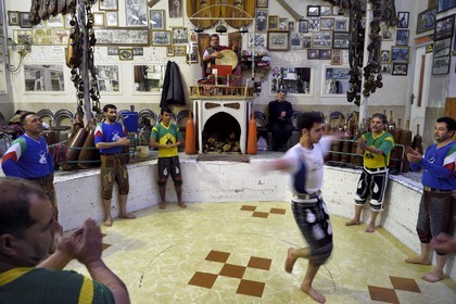 Iran, province d'Ispahan, Ispahan, maison de la force (Zurkhaneh) où est pratiqué le sport national traditionnel iranien appelé Varzesh-e Pahlavani
