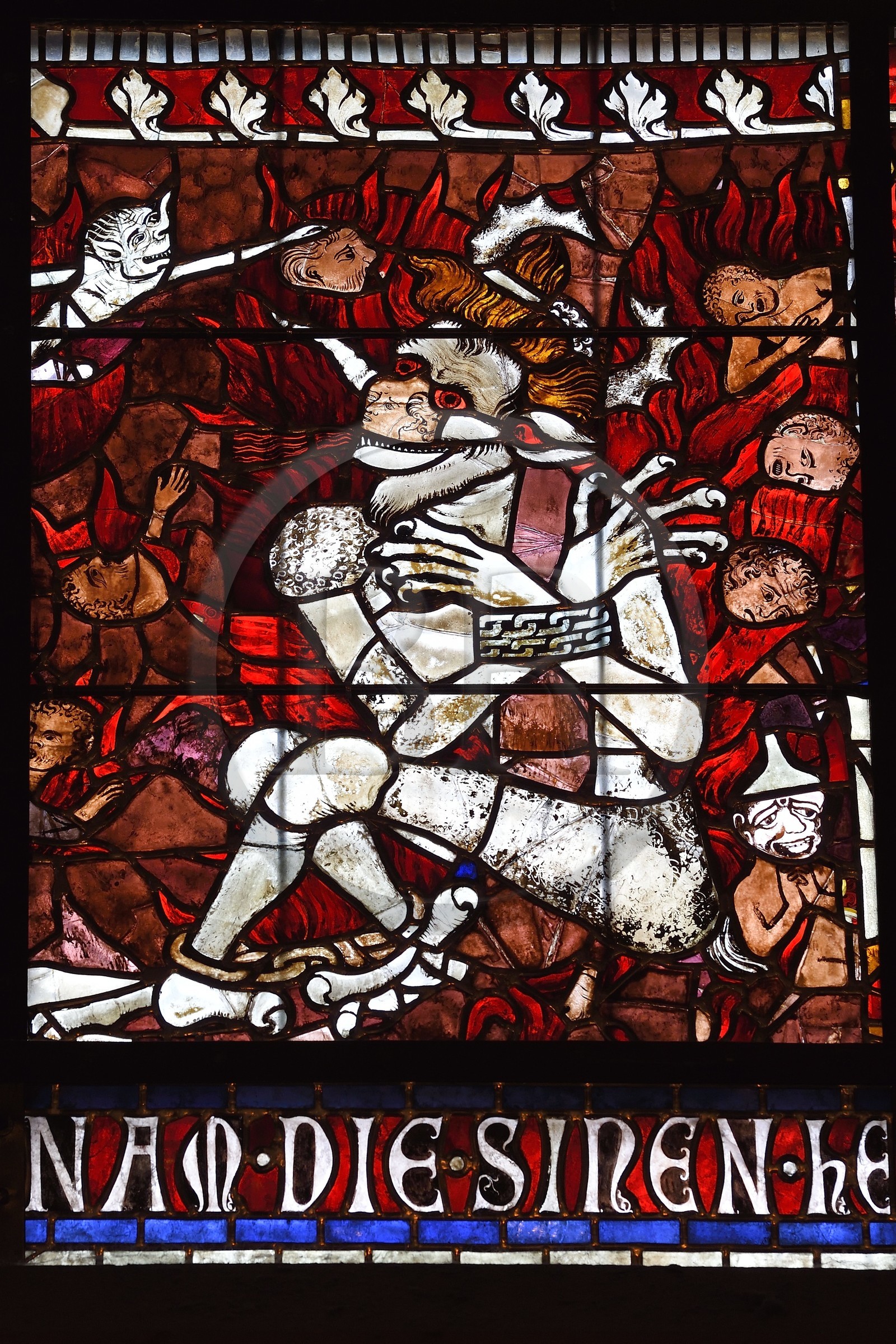 France, Bas-Rhin (67), Strasbourg, vieille ville classée au Patrimoine Mondial de l'UNESCO, la cathédrale Notre-Dame, vitrail représentant le diable enchainé