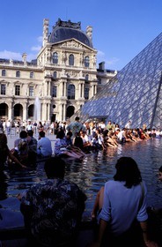 France, Paris (75), bassin de la Pyramide par l'architecte Ieoh Ming Pei et musée du Louvre