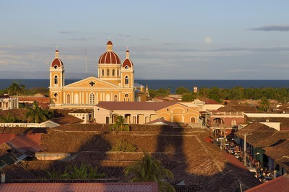 Nicaragua, Granada, parque Central (Parque Colon), the Cathedral and Lake Nicaragua in the background