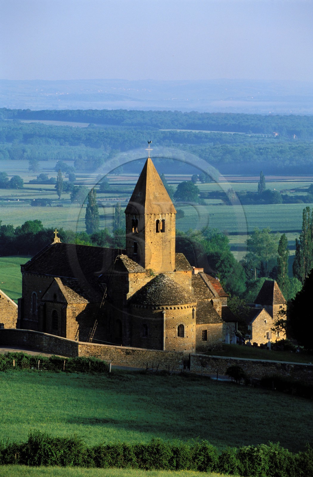 France, Saône-et-Loire (71), Mâconnais au petit matin, église de la Chapelle-sous-Briançon France, Saône-et-Loire (71), Mâconnais au petit matin, église de la Chapelle-sous-Briançon