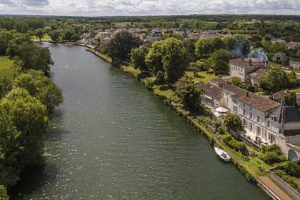 France, Charente-Maritime (17), Saintonge, Port-d'Envaux, anciennes demeures d’armateurs en bordure de la Charente (vue aérienne)