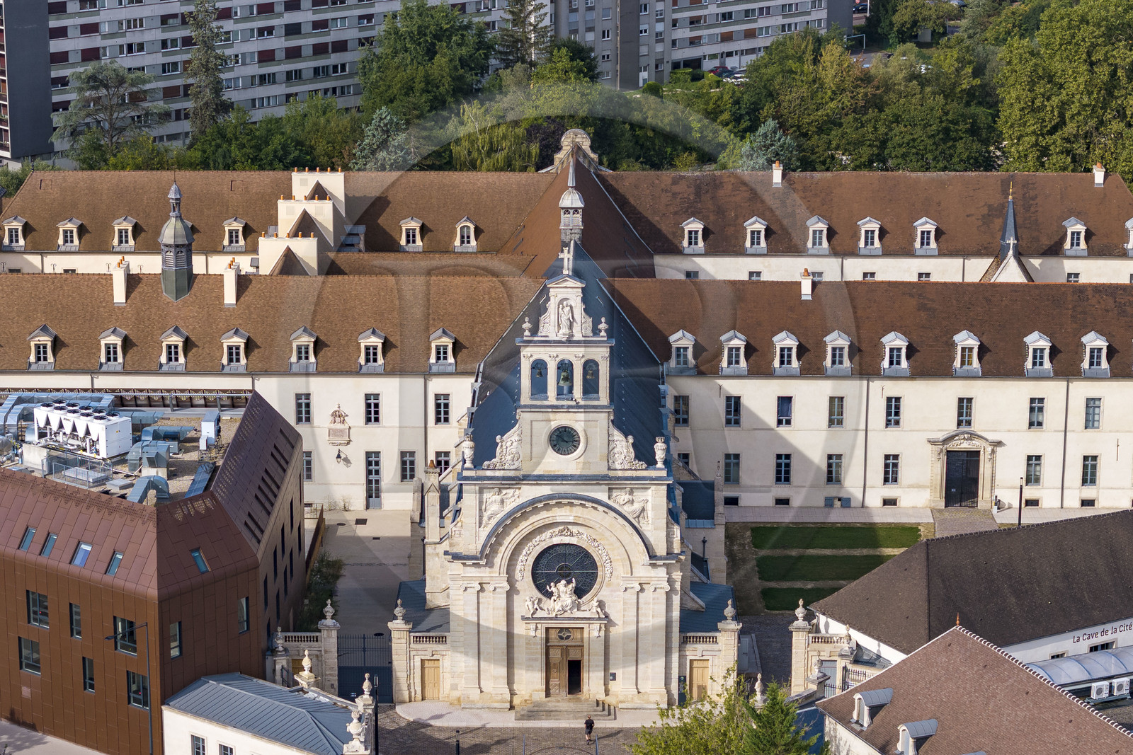 France, Côte-d'Or (21), Dijon, zone classée Patrimoine Mondial de l'UNESCO, Cité Internationale de la Gastronomie et du Vin par l'architecte Anthony Béchu, la Grande Chapelle de l'ancien hopital général (vue aérienne)