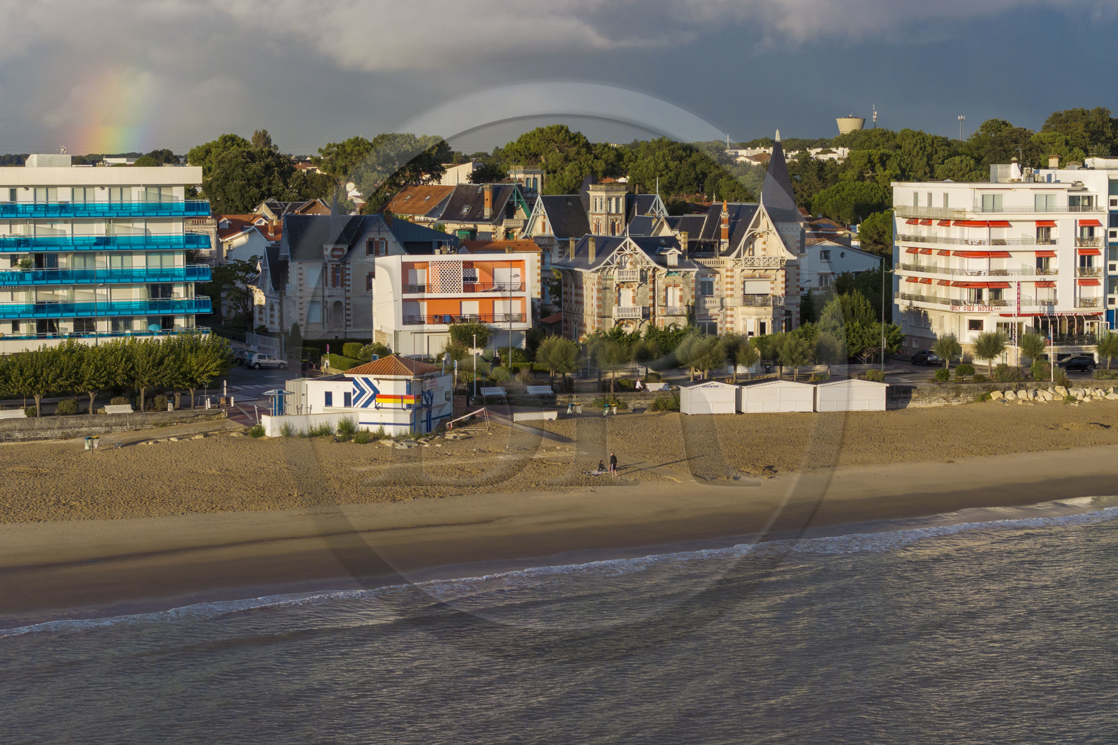France, Charente-Maritime (17), Royan, front de mer et plage de la Grande-Conche avec le petit immeuble (en orange) La Perrinière des annnées 50 conçu par les architectes M. Barnier et J. Daugrois (vue aérienne)