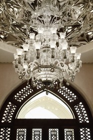 Sultanat d'Oman, Mascate, district Shati Al Qurm, Opera Galleria, luxueux centre commercial de l’Opéra Royal de Mascate, le restaurant Al Angham, lustre en cristal de hongrie et argent en clin d'oeil aux bijoux des femmes omanaises