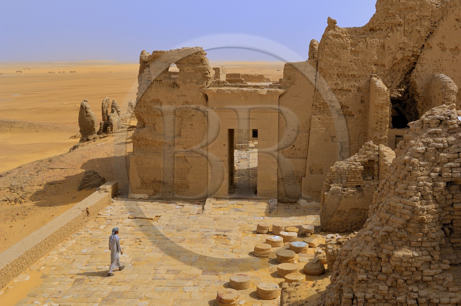 Egypte, désert libyque, El-Dush au sud de l'oasis de Kharga, le temple de l'époque Ptolémaique dédié à Isis et Osiris dans le fort romain