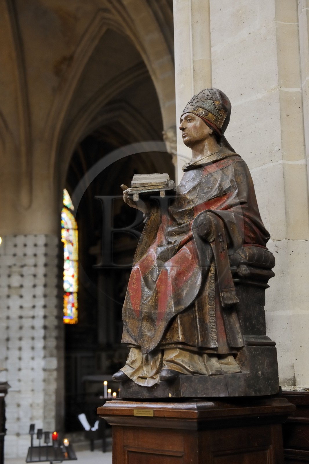 France, Paris (75), église Saint-Germain-l'Auxerrois, statue en bois polychrome de Saint-Germain-l'Auxerrois du 15ème siècle