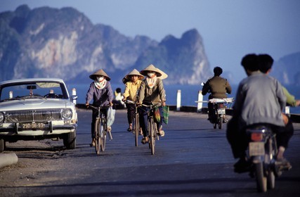 Vietnam, province de Quang Ninh, la route qui longe la Baie d'Halong