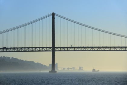 Portugal, Lisbonne, le pont du 25 de Abril sur le Tage