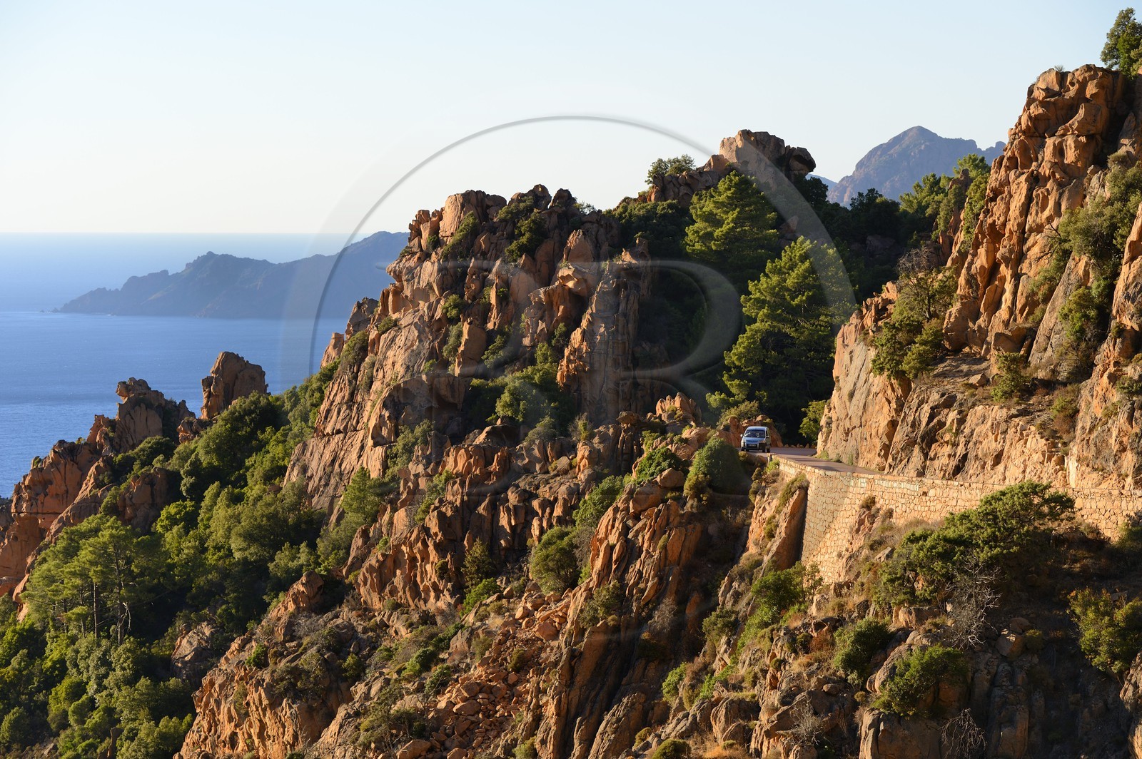 France, Corse-du-Sud (2A), Golfe de Porto, classé Patrimoine Mondial de l'UNESCO, calanches de Piana aux rochers de granit rose et la route D81 entre Porto et Cargèse France, Corse-du-Sud (2A), Golfe de Porto, classé Patrimoine Mondial de l'UNESCO, calanches de Piana aux rochers de granit rose et la route D81 entre Porto et Cargèse