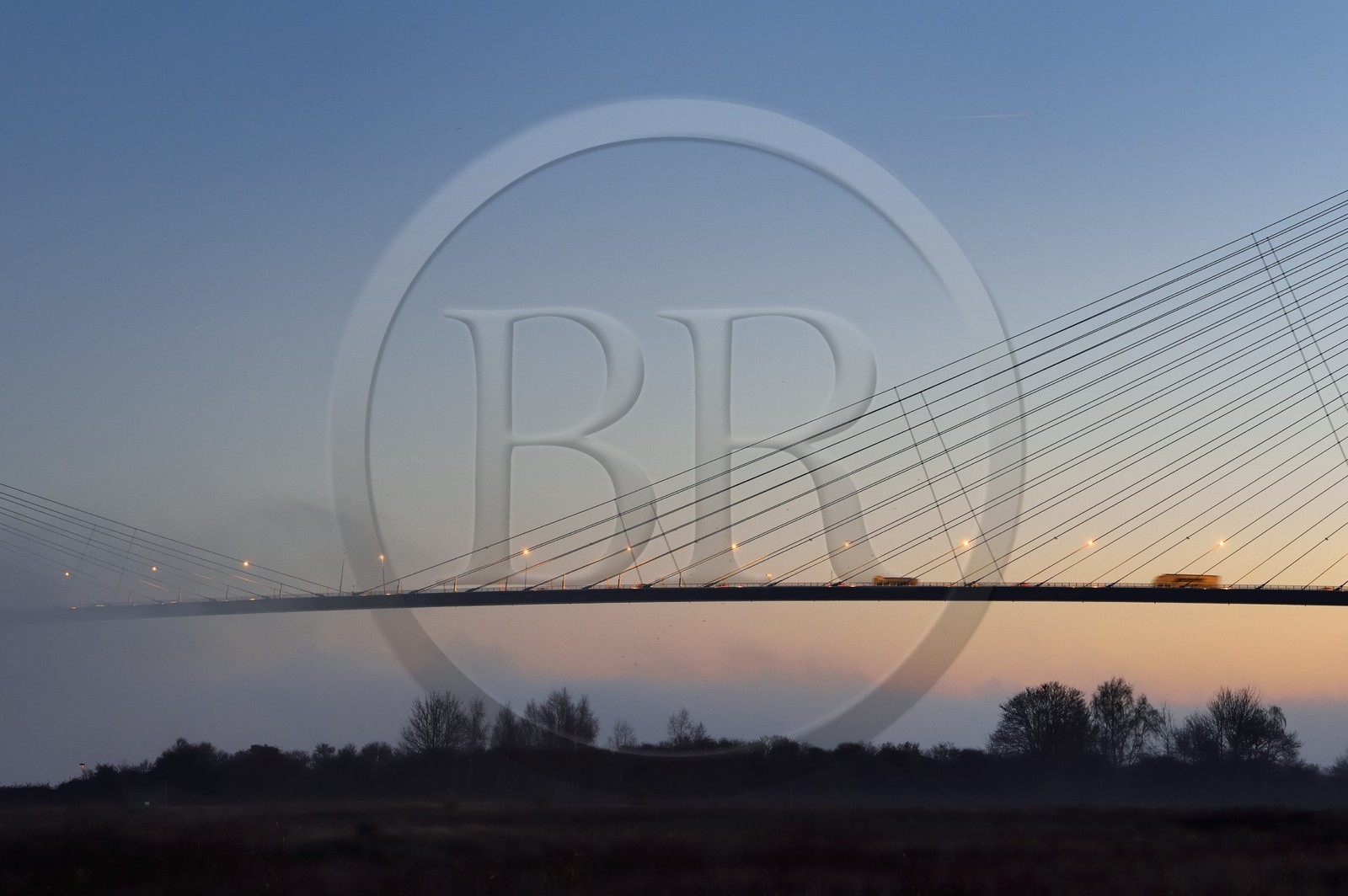 France, entre Calvados (14) et Seine-Maritime (76), le Pont de Normandie à l'aube, il enjambe la Seine pour relier les villes de Honfleur et du Havre