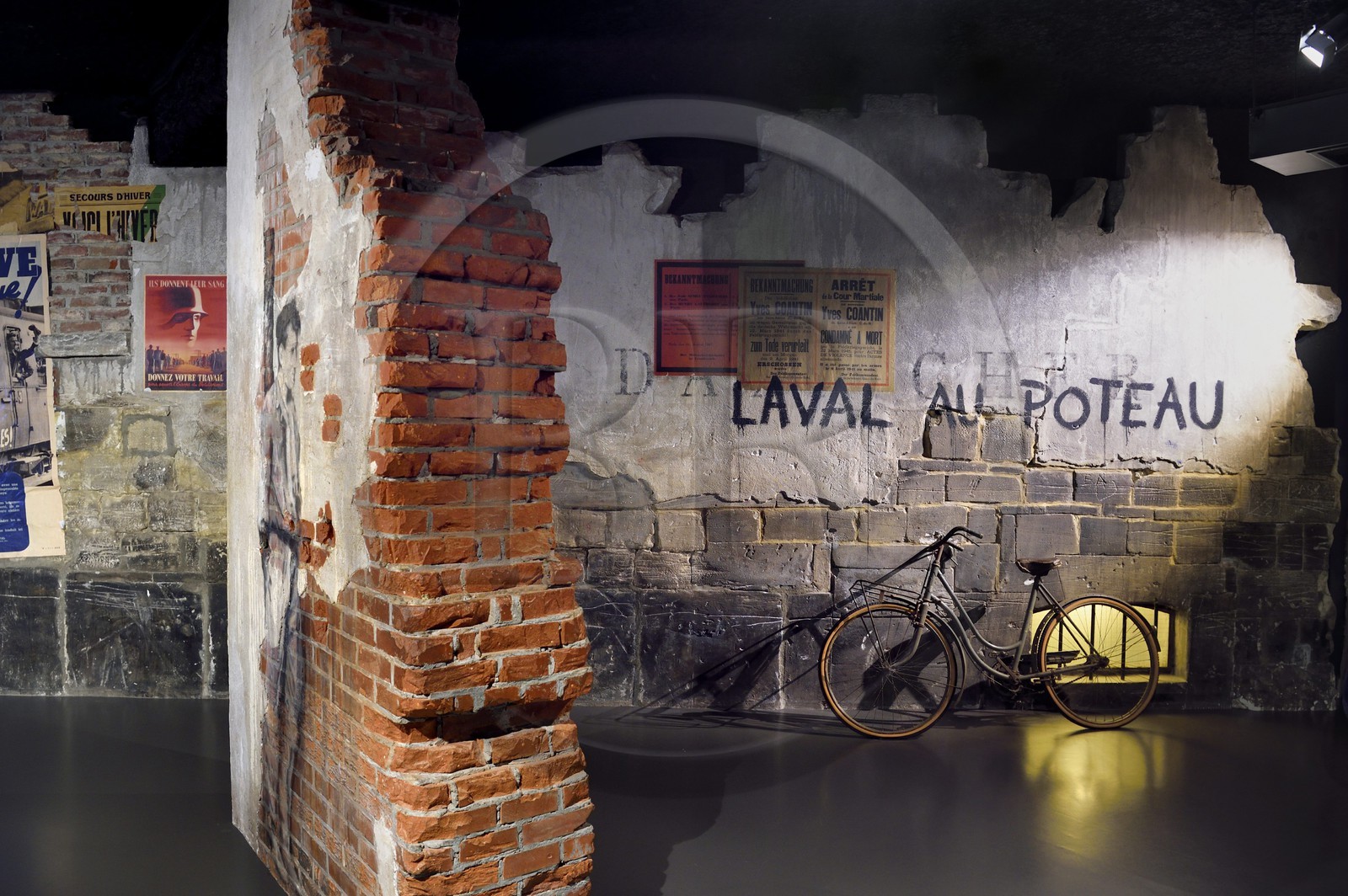 France, Calvados (14), Caen, le Mémorial pour la Paix, la France occupée, reconstitution d'un graffiti contre Laval