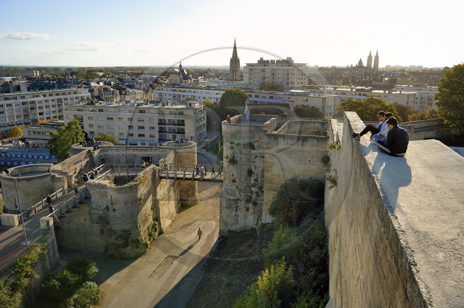 France, Calvados (14), Caen, le château ducal de Guillaume le Conquerant, les remparts dominant la ville et la barbacane