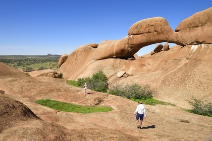 Namibia, Erongo region, Damaraland, Spitzkoppe or Spitzkop (1784 m), natural arch of the granite mountain in the Namib Desert