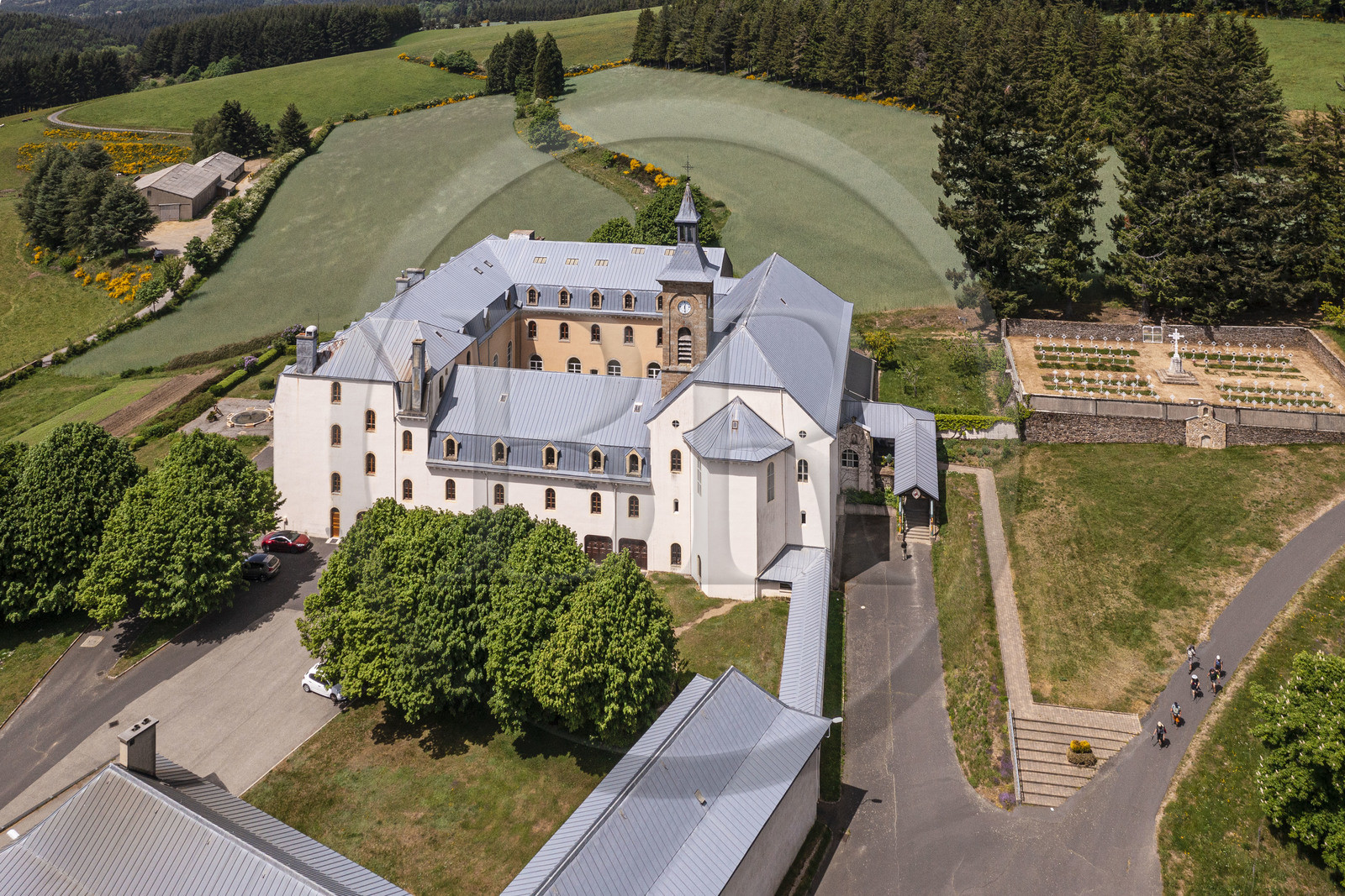 France, Ardèche (07), Saint-Laurent-les-Bains, l'abbaye Notre-Dame-des-Neiges sur le chemin de Stevenson (GR 70) (vue aérienne)